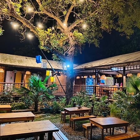 Lokal Hut Bed And Breakfast Puerto Princesa Exterior photo