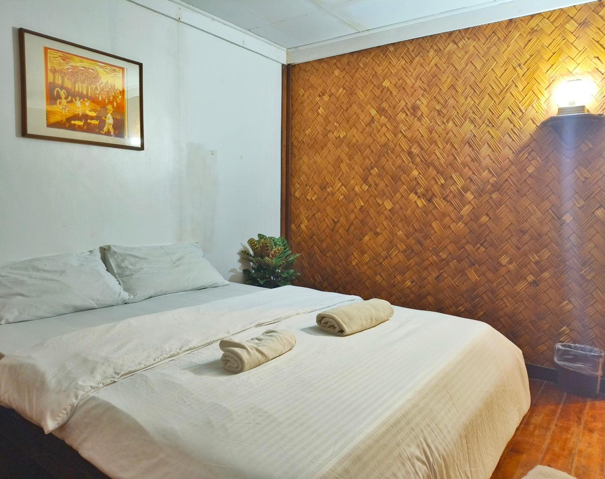 Lokal Hut Bed And Breakfast Puerto Princesa Exterior photo