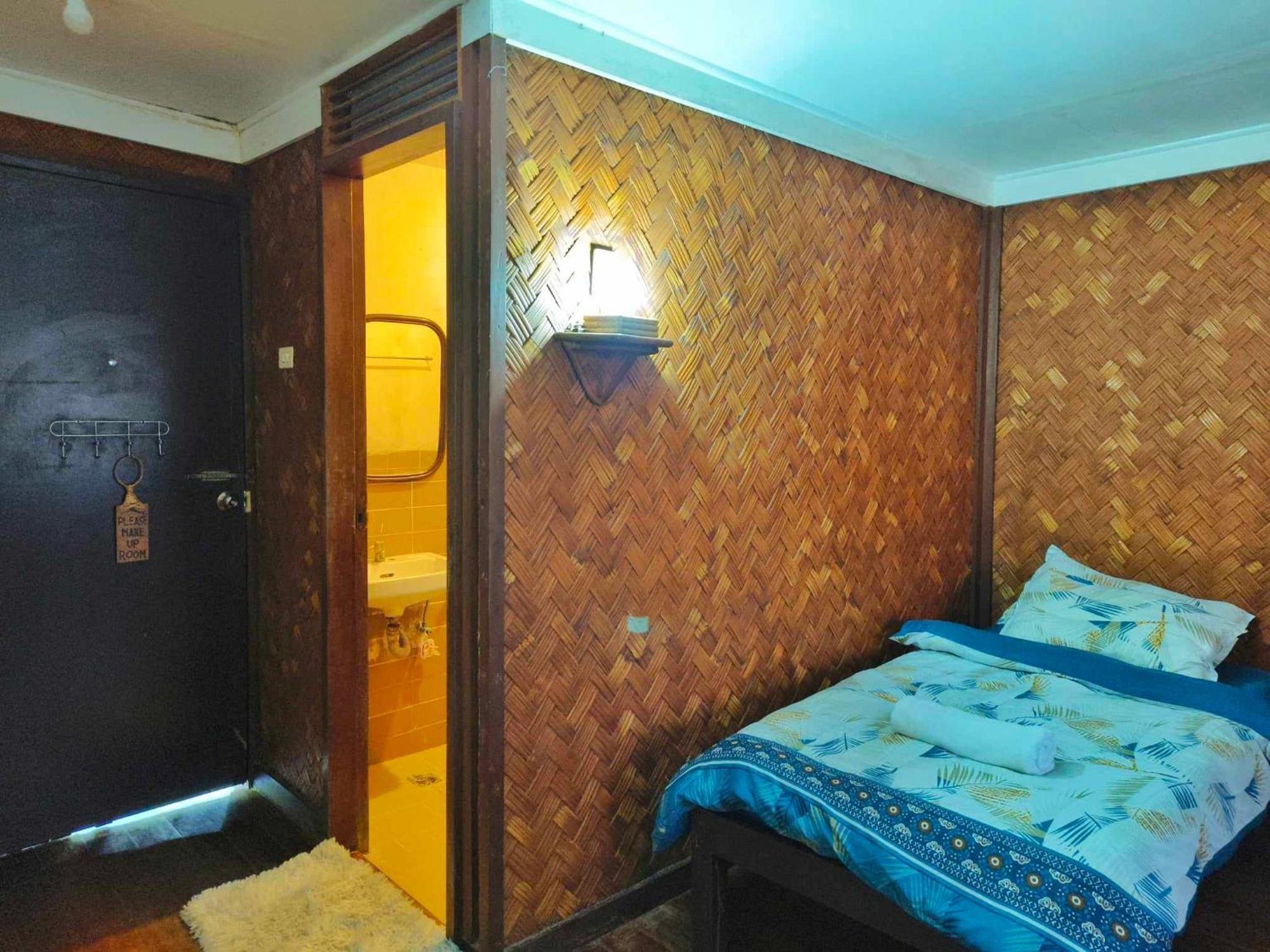 Lokal Hut Bed And Breakfast Puerto Princesa Exterior photo