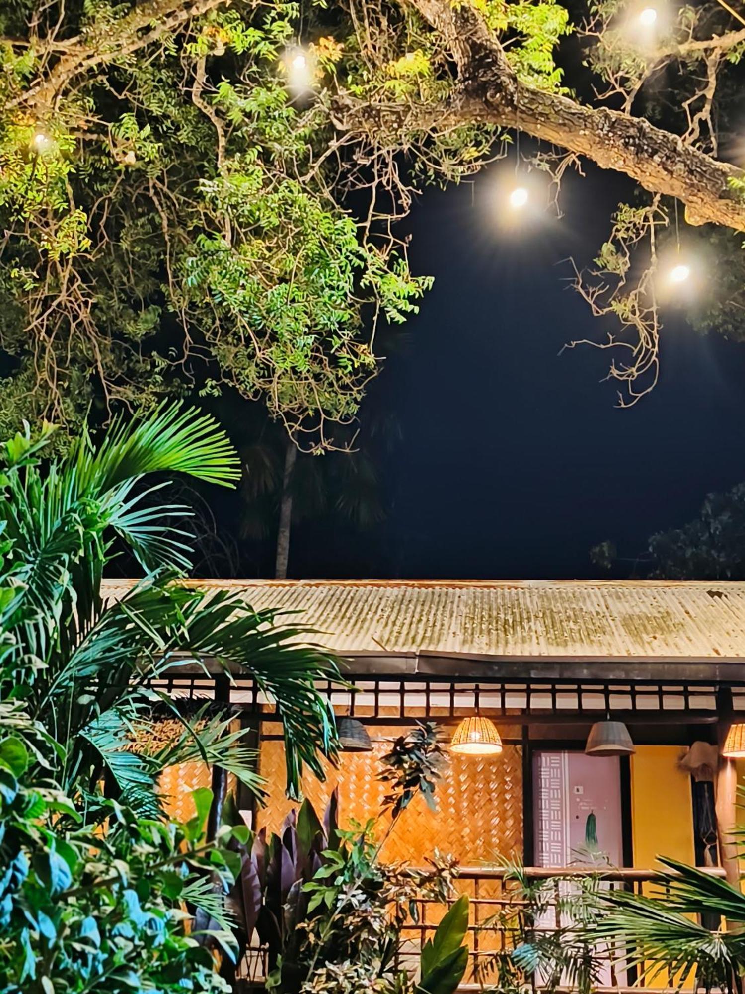 Lokal Hut Bed And Breakfast Puerto Princesa Exterior photo