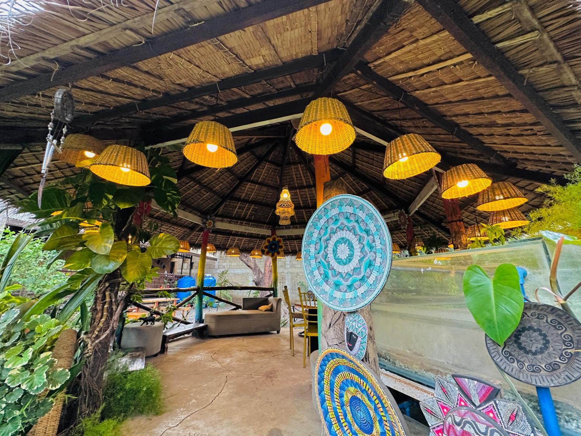 Lokal Hut Bed And Breakfast Puerto Princesa Exterior photo